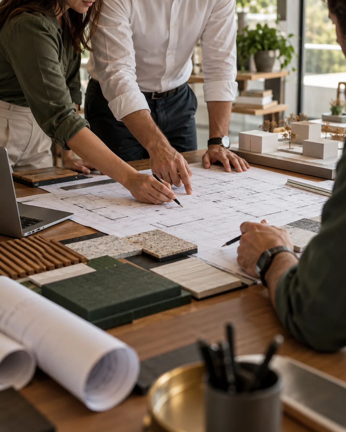 Equipe analisando projetos, materiais e detalhes construtivos